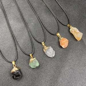 Cinco colgantes de cristal en bruto en collares de cordón negro con baño de metal dorado