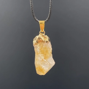 Colgante de piedra de sol natural con cierre dorado en cordón negro trenzado