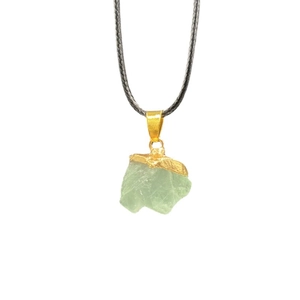 Collar con colgante de piedra natural verde claro, cierre dorado y cordón negro