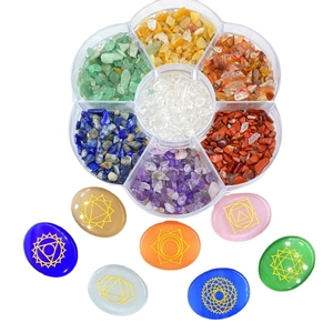 Set de piedras chakra con 7 cristales grabados y piedras de colores en caja flor