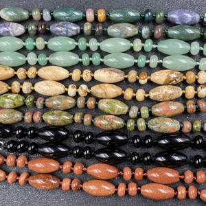 Gros plan d'un collier en pierres naturelles avec perles d'agate et d'obsidienne