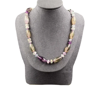 Vue détaillée du collier en pierre naturelle avec perles de quartz sur présentoir