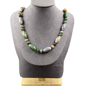 Détail d'un collier en pierres naturelles colorées aux perles de formes variées
