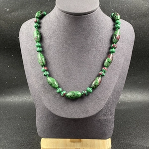 Détail du collier en perles de rubis sur zoïsite naturelle avec cordon tressé vert