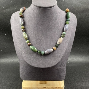 Collier en pierres naturelles avec perles d'agate colorées sur présentoir de cou professionnel