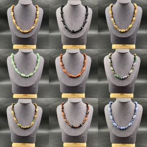 Collection de neuf colliers en pierre naturelle avec perles ovales et plates