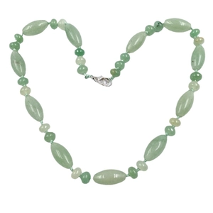 Collier en pierres naturelles vertes avec perles ovales et rondes et fermoir mousqueton argent