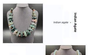Détail du collier en agate indienne avec perles de pierre naturelle vertes, roses et brunes