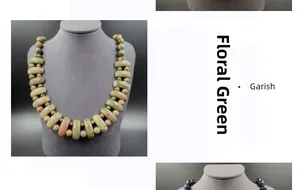 Détail d'un collier de perles en pierre naturelle verte et rouge sur un buste