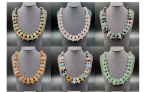 Détail de six variétés de colliers en perles de pierre naturelle avec pendentifs tubulaires