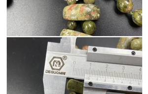 Détail macro de perles en pierre naturelle unakite de 30mm avec pied à coulisse