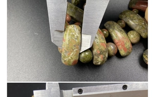 Mesure de la largeur d'une perle en pierre naturelle avec un pied à coulisse