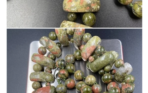 Détail macro du collier en pierre naturelle multicouche avec tissage de perles vertes