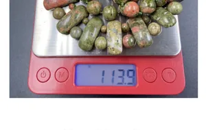 Vue détaillée montrant le poids de 113,9g du collier en pierre naturelle unakite