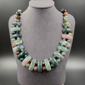 Collier de pierres naturelles multicolores avec perles cylindriques en agate mousse