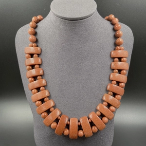 Collier artisanal en pierre de soleil avec blocs trapèzes et perles sur mannequin