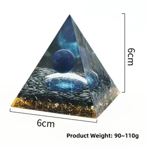 Detailansicht der handgefertigten Kristallpyramide mit blauem Planeten und 6x6cm Maß