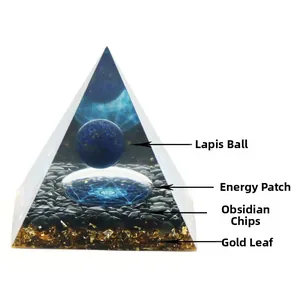Detailansicht der Orgon-Pyramide mit Lapislazuli-Kugel, Obsidian und Goldfolie