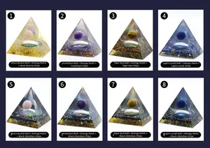 Detailansicht von acht Orgonit-Pyramiden mit Kristallkugeln und Metall-Energie-Symbolen