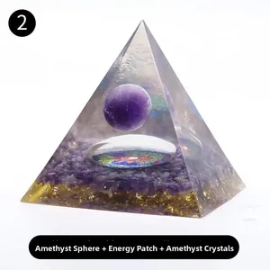 Orgon-Pyramide mit Amethyst-Kugel, Lebensbaum-Aufkleber und Blattgold in Harz