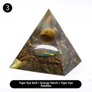Detail der Orgonit-Pyramide mit Tigerauge-Kugel, Lebensbaum und Goldflocken
