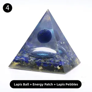 Detailansicht der Orgonit-Pyramide mit Lapislazuli-Kugel und geometrischer Energie-Plakette