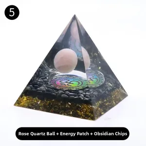 Details von Rosenquarz und Energie-Patch in einer Obsidian-Harz-Pyramide