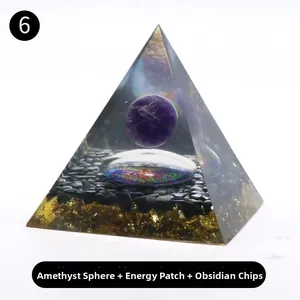 Detaillierte Ansicht der Orgon-Pyramide mit Amethystkugel, Lebensblume und Obsidian