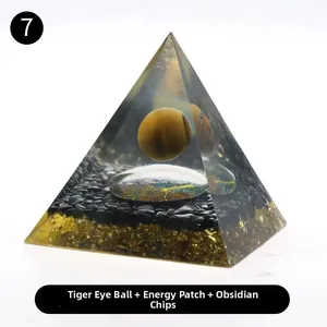 Detailansicht der Orgonit-Pyramide mit Tigerauge, Energie-Patch und Obsidian