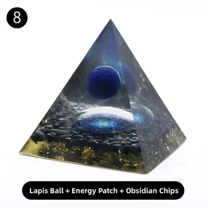 Detail der Orgonit-Pyramide mit Lapislazuli-Kugel, Energie-Patch und Obsidian-Steinen