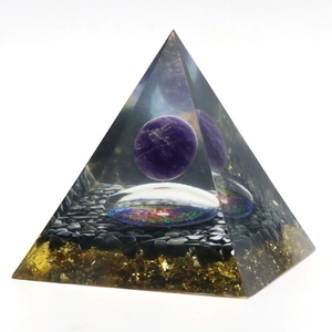 Makroaufnahme der Orgonit-Pyramide mit Amethystkugel, Lebensbaum und Goldflocken