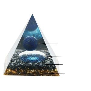 Handgefertigte Orgonit-Pyramide mit Lapislazuli-Kugel und schwarzen Kristallsteinen