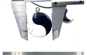 Detailed measurement showing Yin Yang pendant diameter of approximately 25-30mm