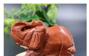 Detailopname van handgesneden rode jaspis olifant beeldje met natuurlijke texturen