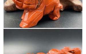 Detailopname van een rode stenen olifant sculptuur met fijn gesneden texturen