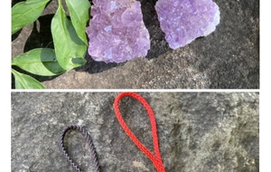 Vista dettagliata del grappolo di ametista naturale con collana in corda intrecciata a mano
