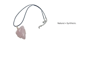 Détail macro du pendentif en quartz rose enveloppé de fil, matériaux naturels et synthé