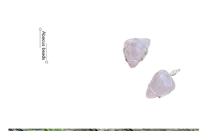 Détail de pendentifs en cristal rose faits main avec enroulement de fil argenté