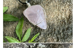 Détail d'un pendentif en quartz rose enveloppé de fil avec texture sur cordon noir