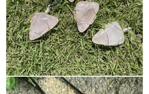 Détail du collier en quartz rose brut avec fil d'argent artisanal et cordon noir élégant