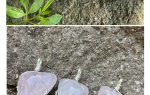 Vue détaillée de quartz roses naturels enveloppés de fil métallique sur pierre noire