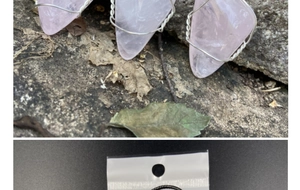 Détail macro du pendentif en quartz rose enveloppé de fil d'argent sur pierre naturelle