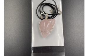 Détail du collier en quartz rose brut enveloppé de fil argenté sur cordon noir