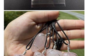 Détail d'un pendentif cœur en quartz rose fait main avec fil enroulé et cordon noir