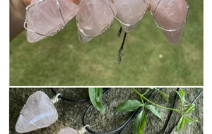 Détail macro du pendentif en quartz rose avec fil d'argent et textures naturelles