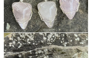 Détail macro de trois pendentifs en quartz rose enveloppés de fil sur pierre sombre