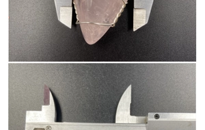 Vue macro mesurant la taille du pendentif quartz rose avec un pied à coulisse digital
