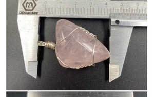 Mesure de la largeur d'un pendentif en quartz rose avec un pied à coulisse précis