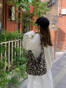 Close-up of leopard print plush tote bag with soft faux fur texture for autumn style
