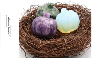 Tre zucche in pietra naturale intagliata in un nido per decorazione Halloween